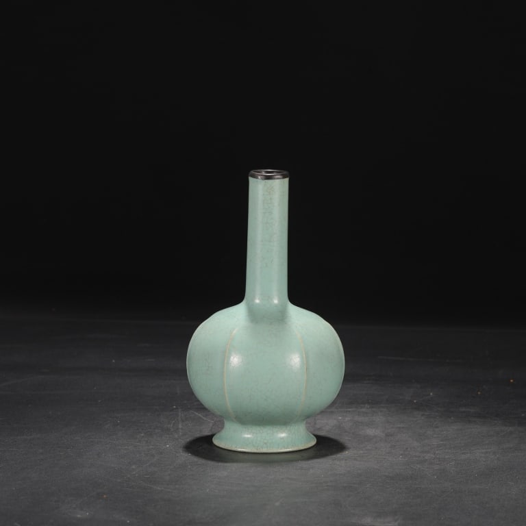 Chinese Guan-type lobed mallet-shaped vase (1 of 8)