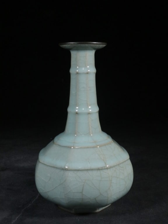 Chinese Octagonal Guan ware Porcelain Vase: Dimension : 24.3cm H x15.1cm w,weight is 1037gram. imperial inscription on the bottom .