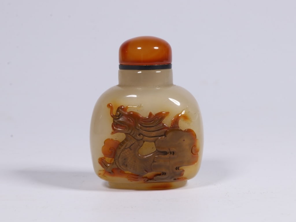 Chinese carved chalcedony agate Snuff Bottle (1 of 6)