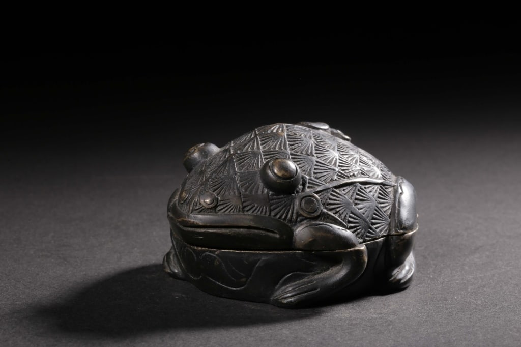 Chinese Bronze Cover Box in the shape of a Frog: Chinese Bronze Box in the shape of a Frog. Dimension : 8cm L x 6.9x4.5cm,weight is 392gram.