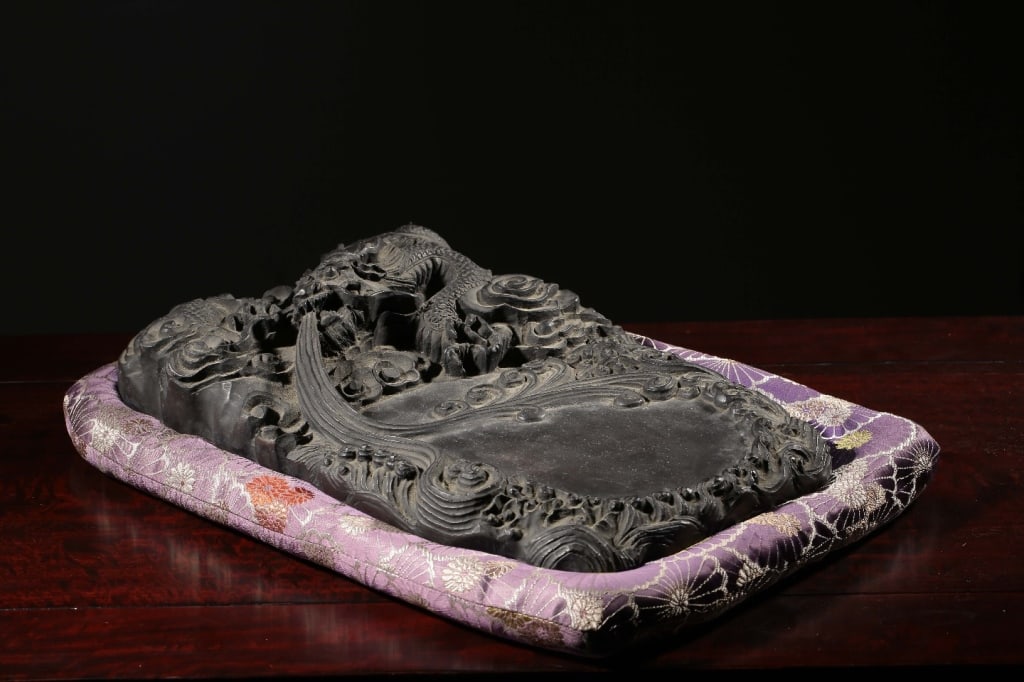 Chinese stone inkstone (Yantai): Dimension : The stone slab features an elegant, undulating lobed or begonia-shaped (haitang) outer rim profile, reflecting the refined, understated aesthetics of scholar-class desk wares.