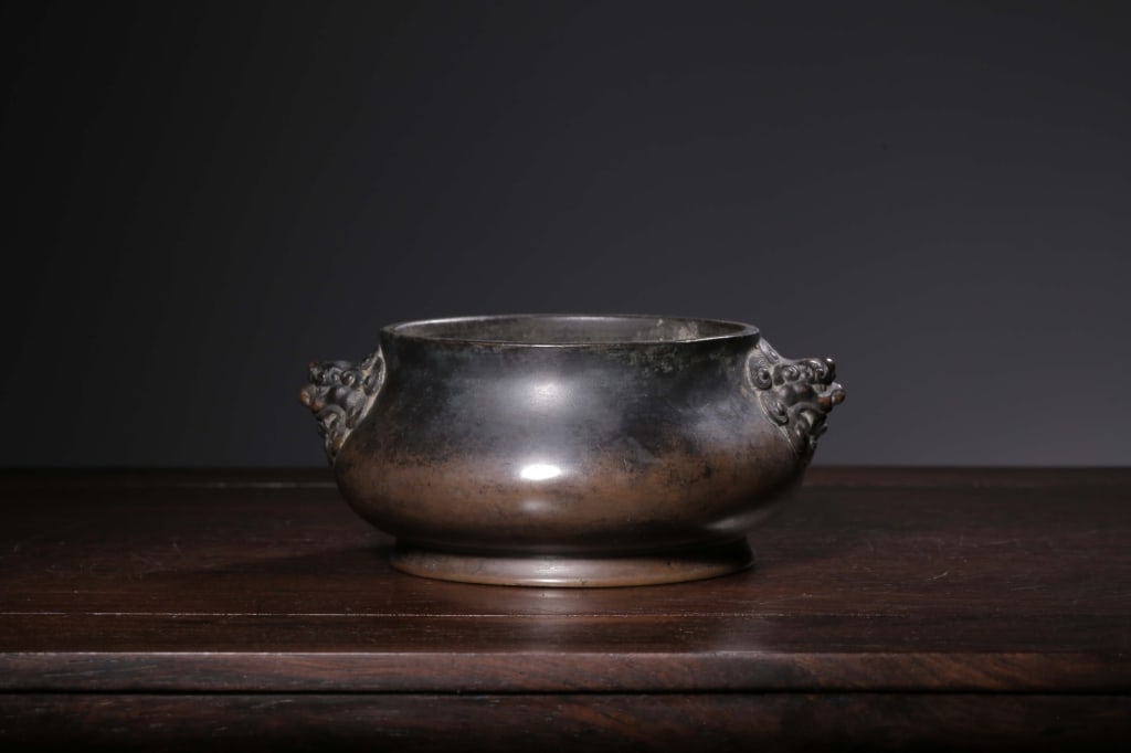 Chinese Bronze Footed Incense Burner,Mark: Dimension : 13cm w x 5.9cm H,weight is 696gram. The bottom has high-relief "Two Dragons Chasing a Flaming Pearl" (Er Long Xi Zhu) decorative mark enclosing a six-character Xuande mark.