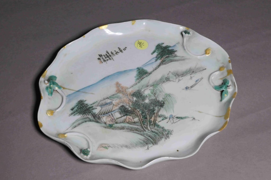 Chinese Famille Rose Porcelain Tray: Dimension : 25cm L x 29cm w x2.5cm H.