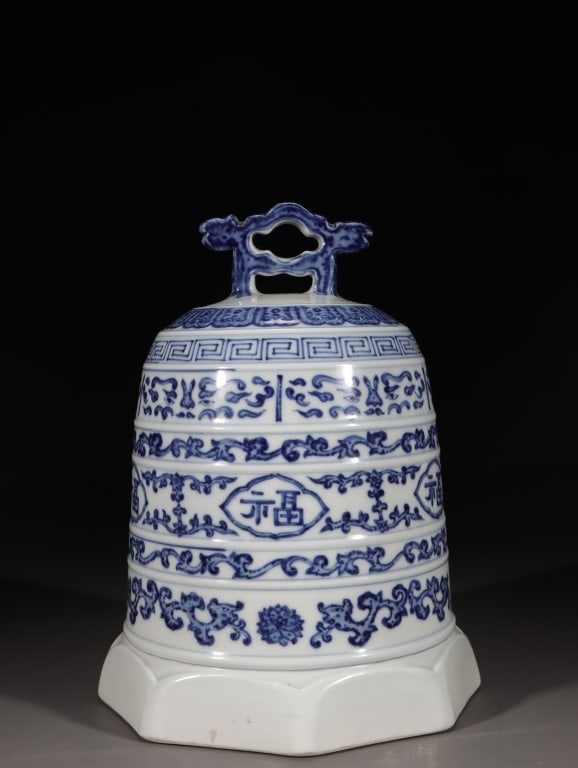 Chinese Blue and White Porcelain Bell: Chinese Blue and White Porcelain Bell. Dimension : 21cm H x 16w ,weight 1734gram.
