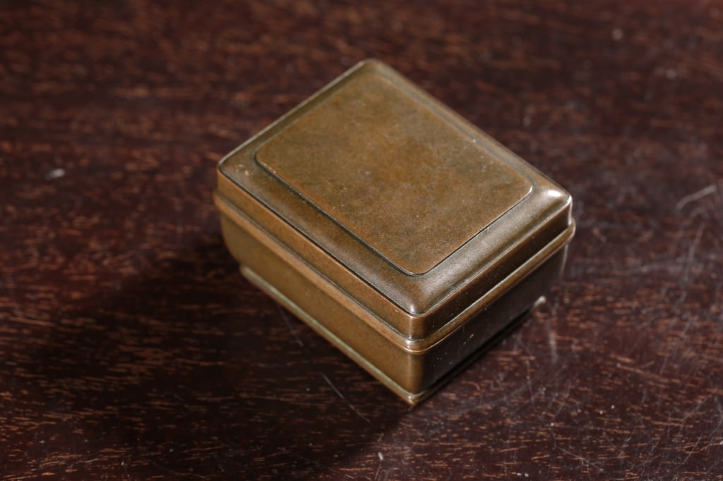 A Bronze Box: Dimension : 6cm L x 4.8cm w 3.8cm H