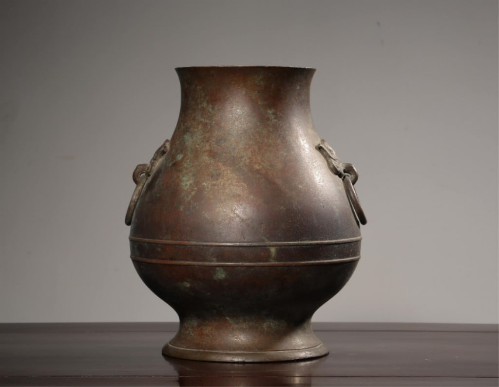 Chinese bronze ritual Vessel Vase: Dimension : 22.5cm H .weight is 2065gram. The vessel features a classic, well-proportioned Hu silhouette, characterized by a flared trumpet mouth, an elegant tapering neck, a bulbous globular lower be
