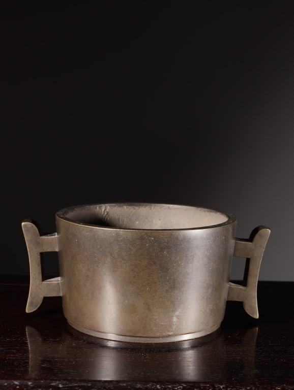 Chinese scholar's bronze incense burner: Chinese scholar's bronze incense burner Dimension : 6.8cm H x 11.2cm ,weight is 995gram The vessel features a sturdy, heavy cylindrical or slightly flared body resting on a flat, stepped