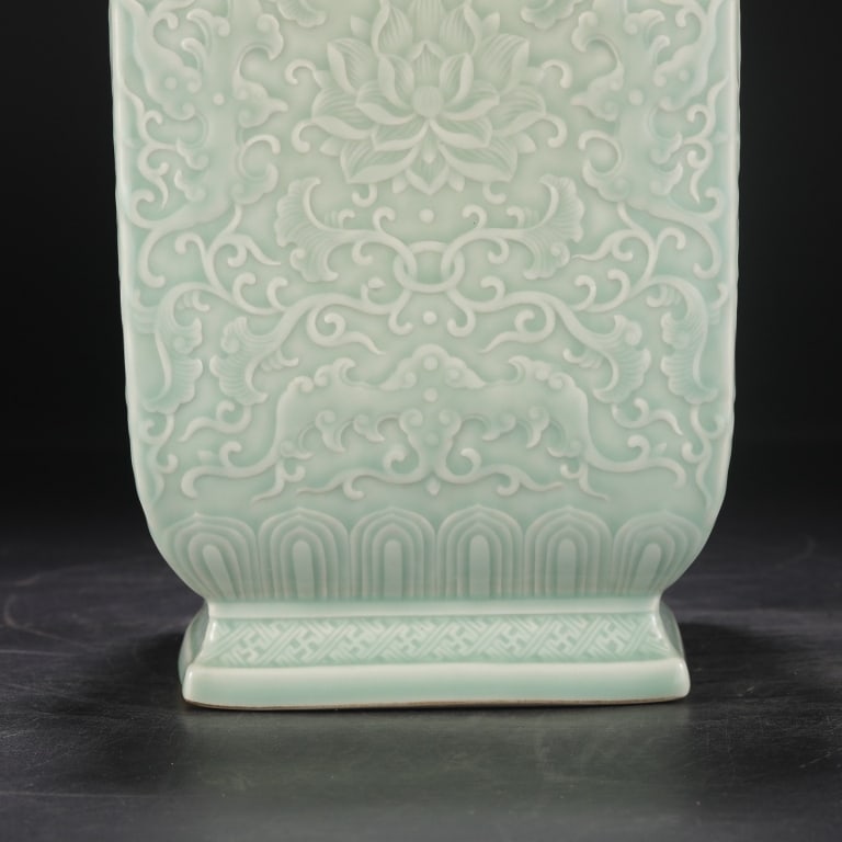 Celadon-glazed relief-decorated quadrangular vase - 3