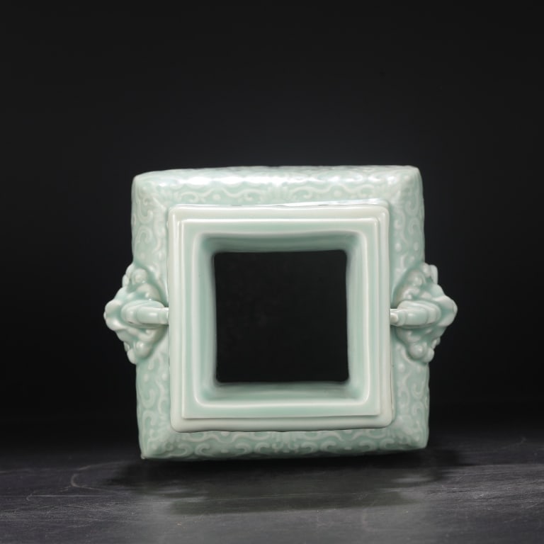 Celadon-glazed relief-decorated quadrangular vase - 4