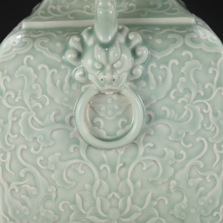 Celadon-glazed relief-decorated quadrangular vase - 6
