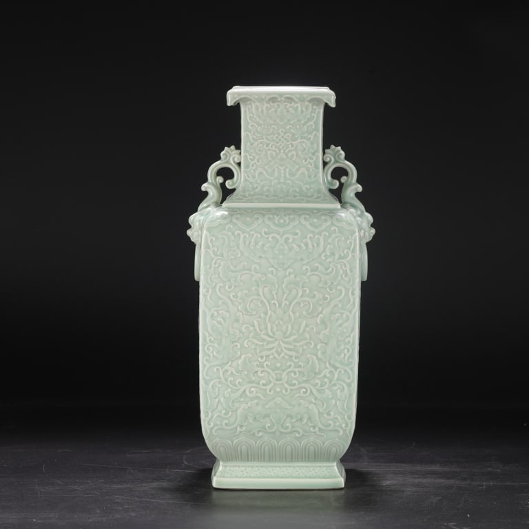 Celadon-glazed relief-decorated quadrangular vase - 7
