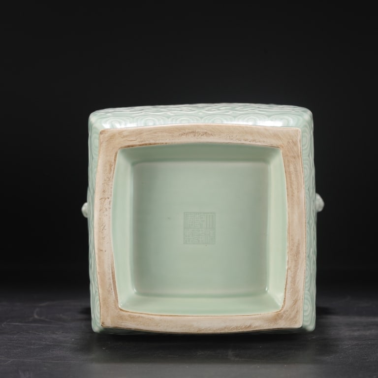 Celadon-glazed relief-decorated quadrangular vase - 8