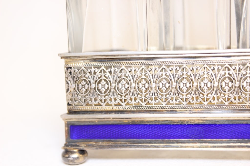 Elegant Triple Crystal Bottle Set,Art Deco w silve: elegant triple crystal bottle set housed within an ornate silver-mounted stand. The set consists of three identical glass bottles, each with:Clear, faceted crystal stoppers shaped like elongated diamo
