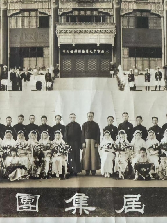 Chinese Panoramic historical photograph of Wedding: Dimension: 25cm x 142.5cm . panoramic historical photograph captures a massive group wedding ceremony in Shanghai China, taken in front of a grand, palace-style municipal building.