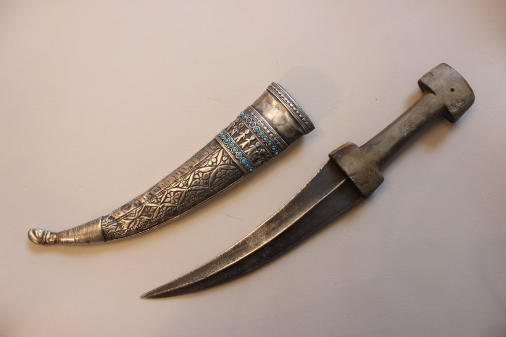Traditional Yemeni Jambiya w Chased Silver Scabbar (1 of 10)