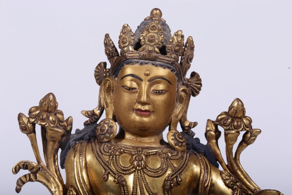 Chinese gilt bronze statue of the Bodhisattva Aval: Chinese gilt bronze statue of the Bodhisattva Avalokiteshvara. Dimension: 26cm H x 15.5 x 14cm,weight is 3555gram.