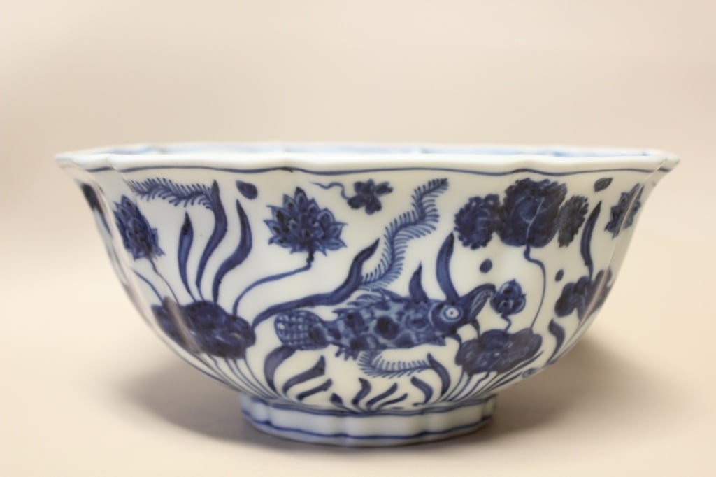 Chinese Blue and White lobed "fish pond" Bowl,Mark (1 of 7)