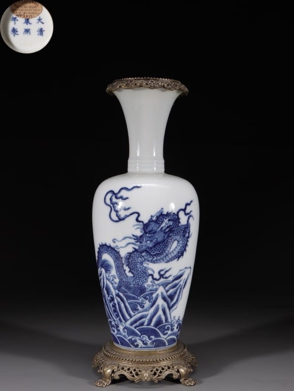 Chinese imperial-style blue and white Vase,Mark: Dimension: 24cm |H x 9cm w ,weight is 589gram.