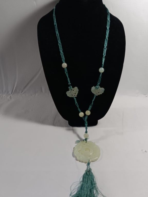 Vintage Chinese White Jade Pendant Necklace: Vintage Chinese White Jade Pendant Necklace
