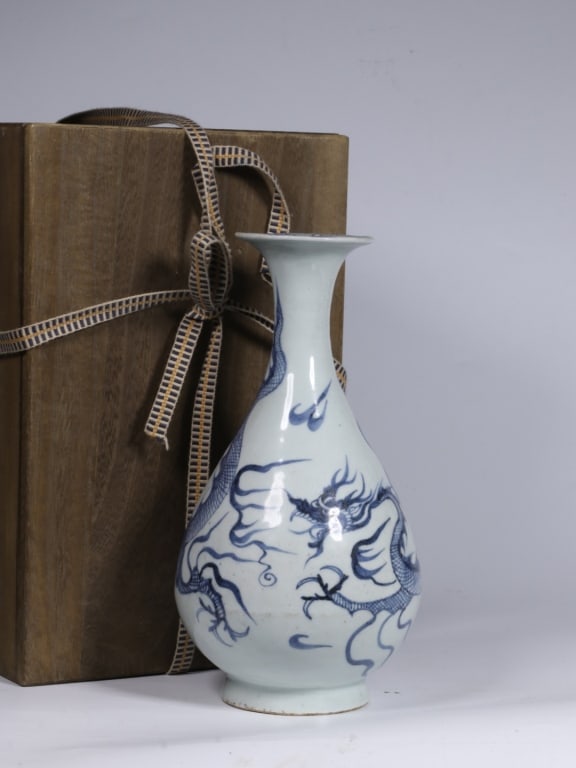 Chinese Blue and White Porcelain Vase: Chinese Blue and White Porcelain Vase Dimension: 23cm H x 12.2cm W