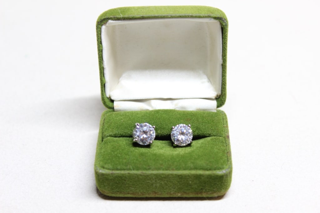Pair of round brilliant-cut stud Earring,925 Mark (1 of 3)
