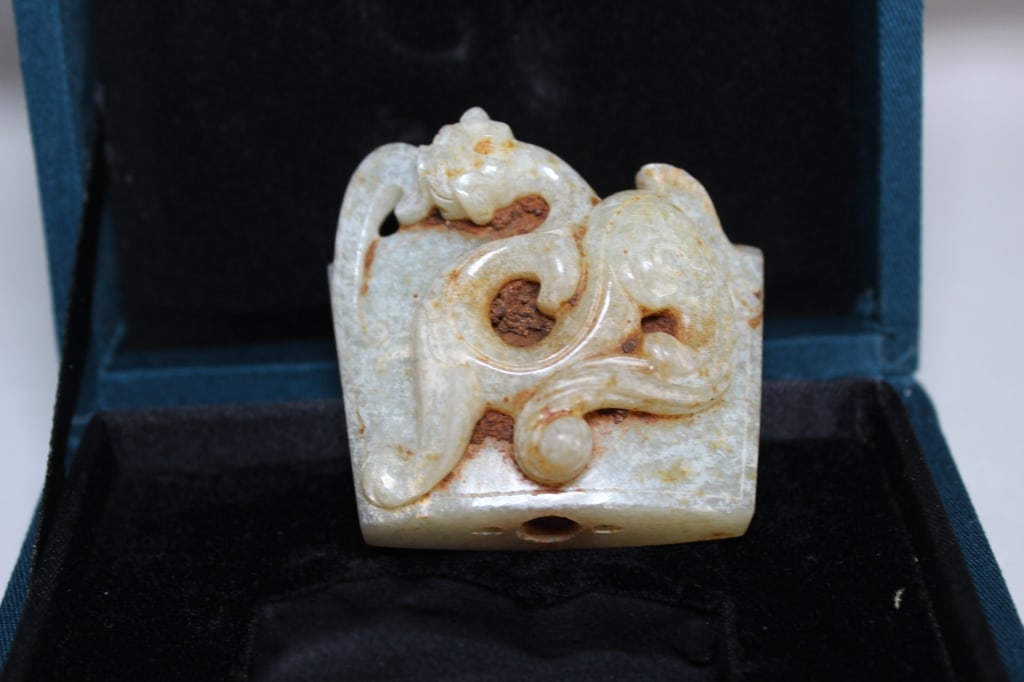 Chinese openwork jade scabbard chape(Jianbi): Chinese openwork jade scabbard chape(Jianbi) Dimension: 2"x 1 3/4" This trapezo??idal piece served as the protective ornamental fitting at the very tip or bottom of a wooden or leather sword scabbard.