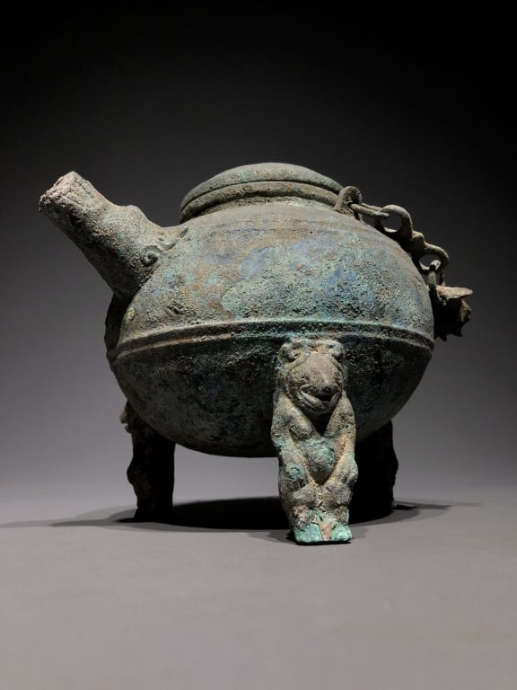 Chinese archaic Bronze Tripod Ewer (1 of 8)