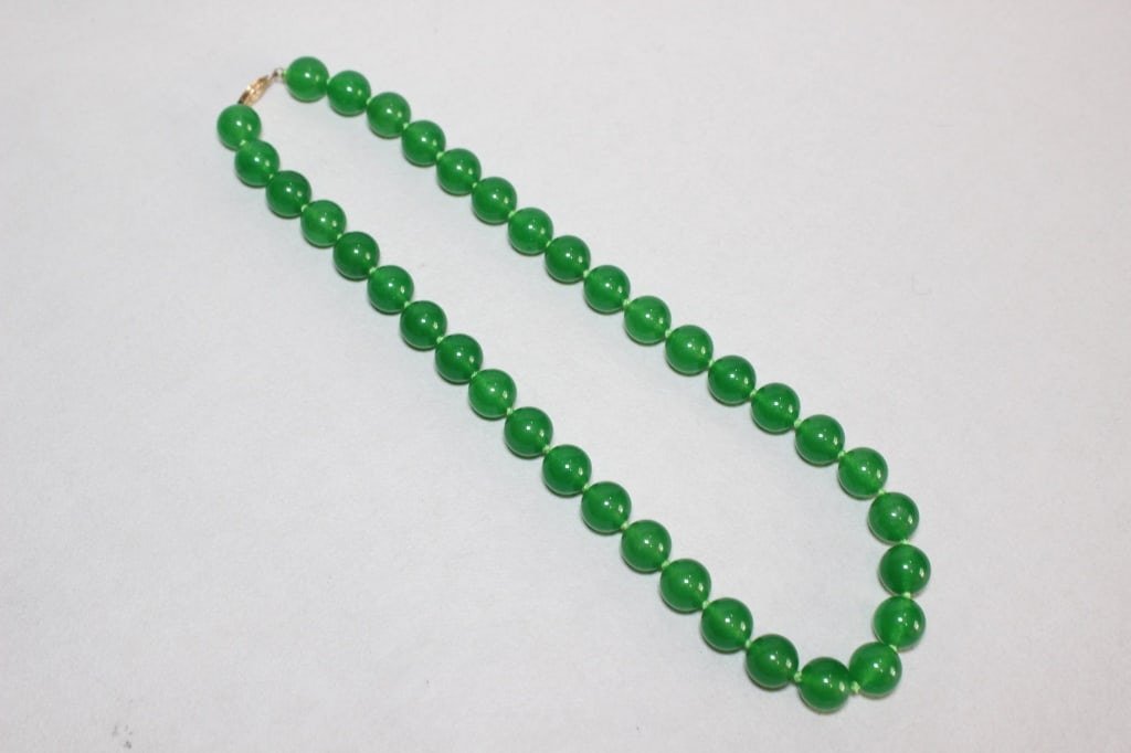 Green Jadeite Beads Necklace with 14K Gold: Green Jadeite Beads Necklace with 14K Gold . The beads display a rich, translucent emerald or "apple-green" hue. Dimension: 1.7cm w each bead.