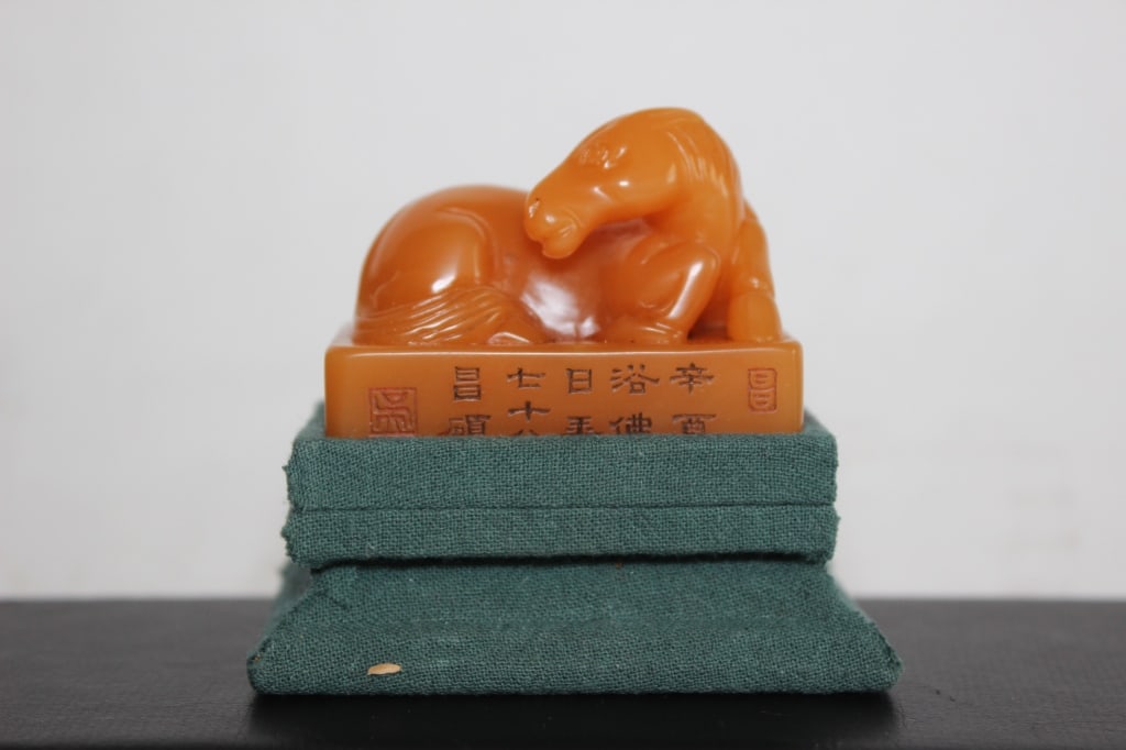 Chinese Shoushan stone seal: Chinese Shoushan Tianhuang stone seal topped with a finely carved recumbent horse finial (ma niu). It serves as a traditional literati desk object, combining classical sculpture, calligraphy, and
