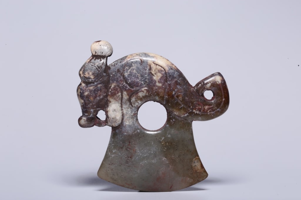 Chinese archaistic jade axe-form pendant - 3