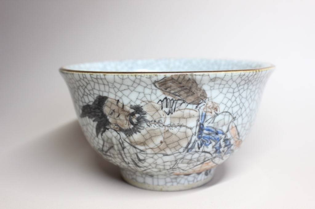 Chinese Hand paint Porcelain Bowl,Mark: Chinese porcelain bowl featuring a prominent crackle glaze and hand-painted figures in a landscape setting with a gold rim. It shares characteristics with both Chinese export ware (specifically from M