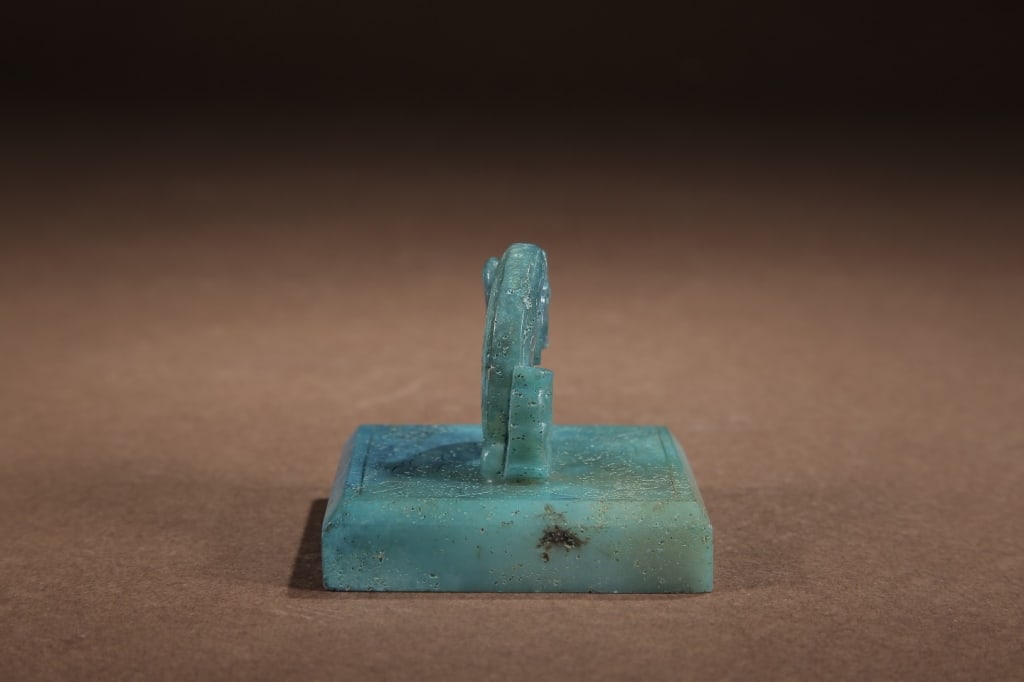 Chinese Jade Carved scholar's seal: Dimension: 5.6cm L x 4.6cm H,125.6gram. The finial is sculpted as a coiled dragon forming a circular crest. Within the hollow center of this coil are two small, openwork discs that resemble ancient Ch