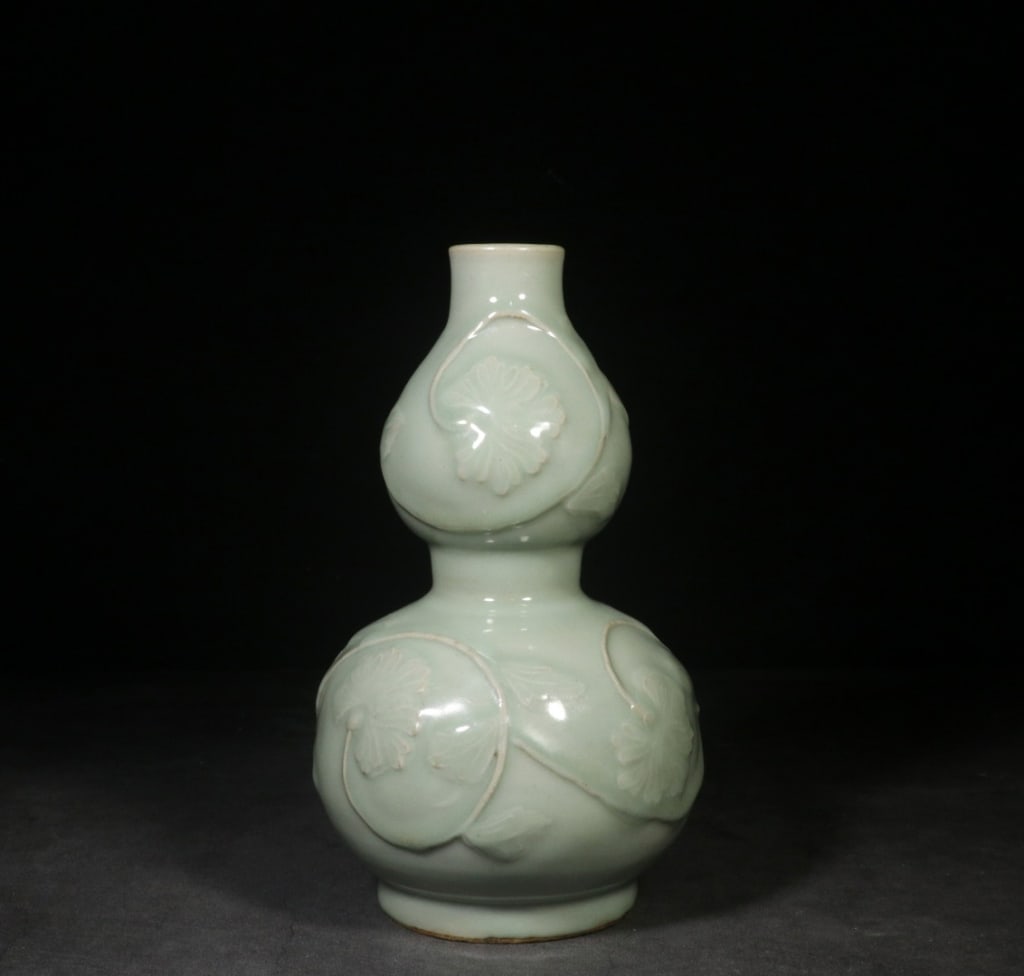 Chinese celadon porcelain double-gourd vase: Dimension: