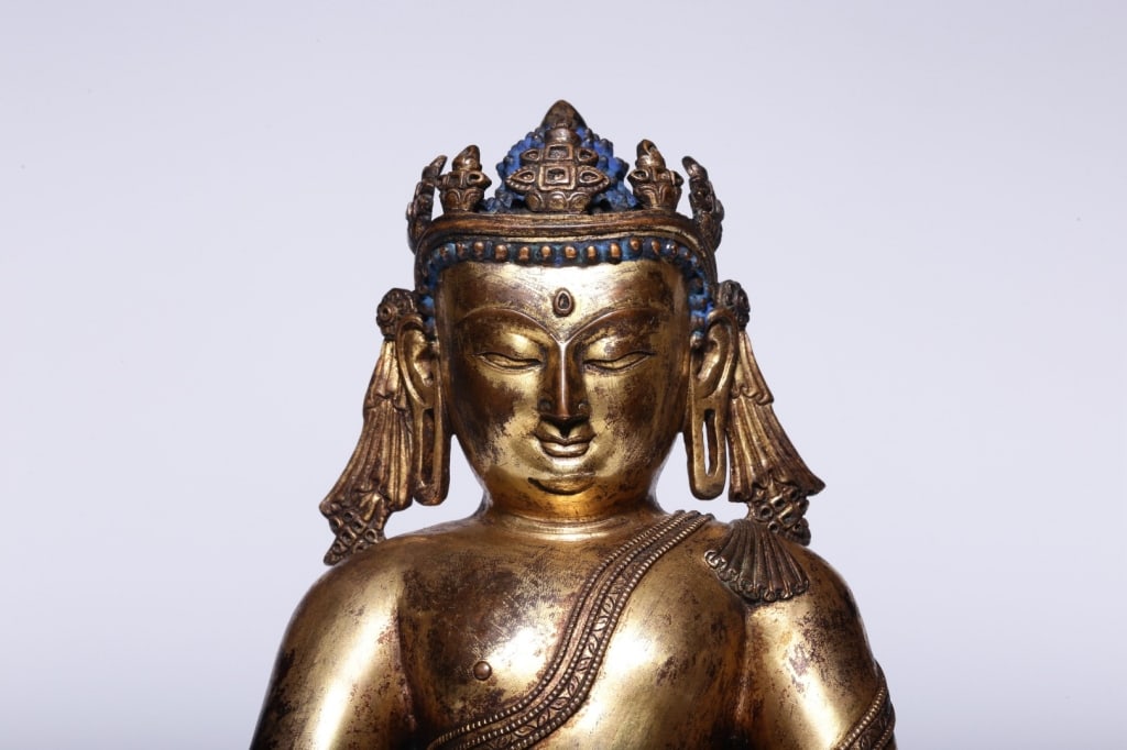 Chinese gilt bronze statue of Amitayus: Chinese gilt bronze statue of Amitayus. Dimension: 21.5cm H x 18 x 13cm,weight is 3200gram. The figure sits in full dhyanasana (lotus position), with both hands resting in his lap in the meditative dh
