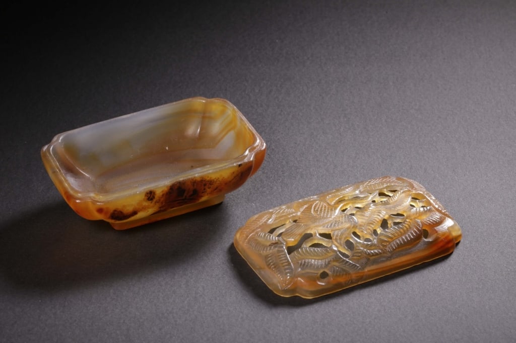 Chinese carved agate box and Cover. (1 of 8)