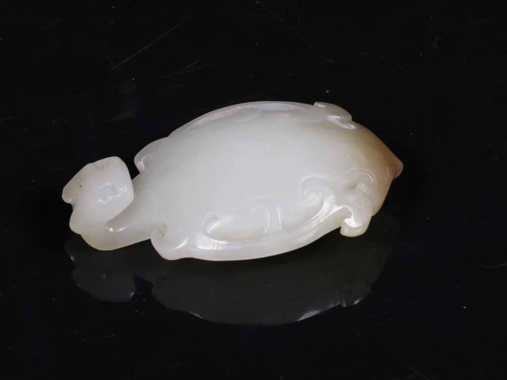 Chinese hand-carved jade belt hook: Dimension: 3.5cm x 0.9cm