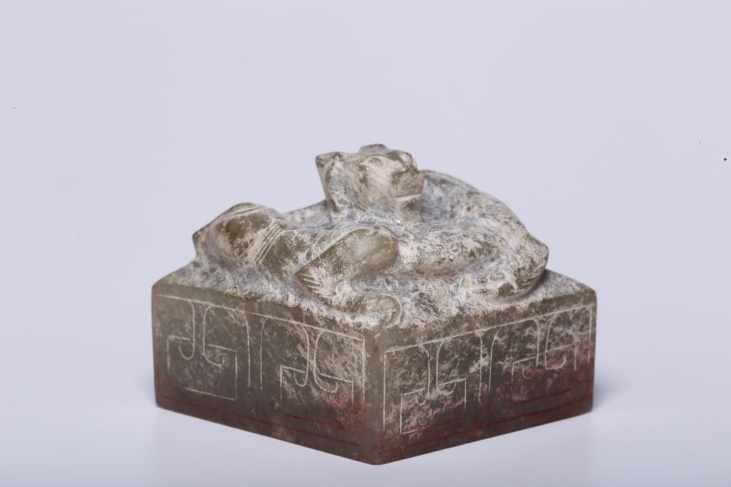 Chinese Carved Jade Seal: Chinese Carved Jade Seal Dimension: 3.7cm x 3.1cm . weight is 91.3gram.
