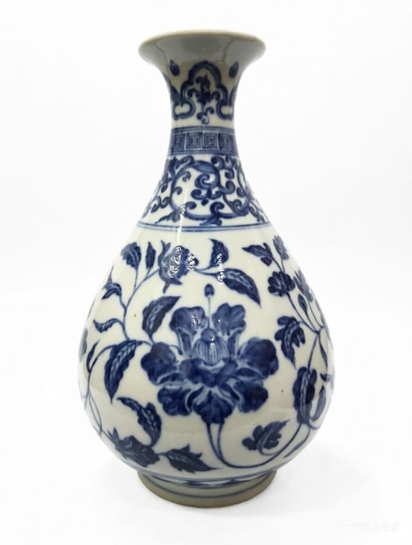 Chinese blue and white porcelain vase: Chinese blue and white porcelain vase Dimension: 28.5cm H. The exterior surface is hand-painted in underglaze cobalt blue over a stark white base glaze. The blue pigment displays characteristic