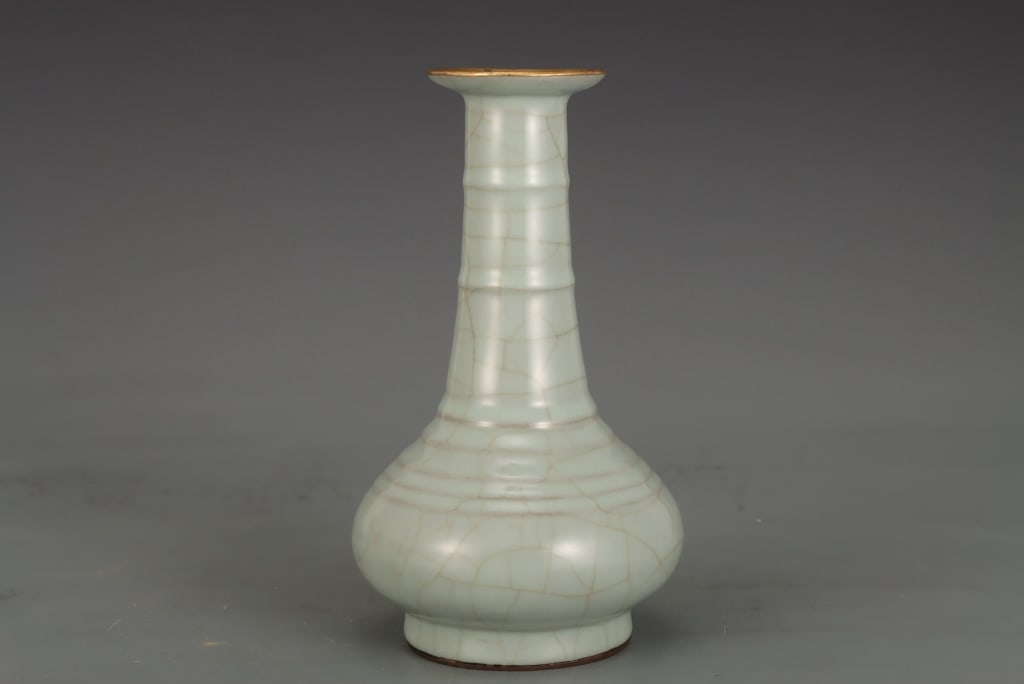 Chinese Guan Celadon glaze Porcelain Vase (1 of 8)