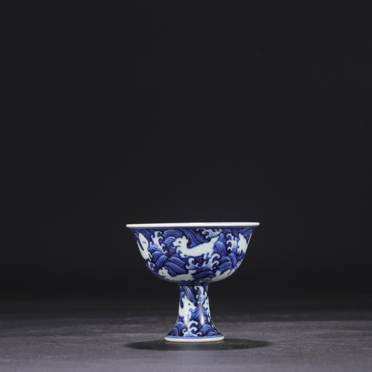 Chinese blue and white porcelain Cup: Dimension: 9cm H x 10cm w .