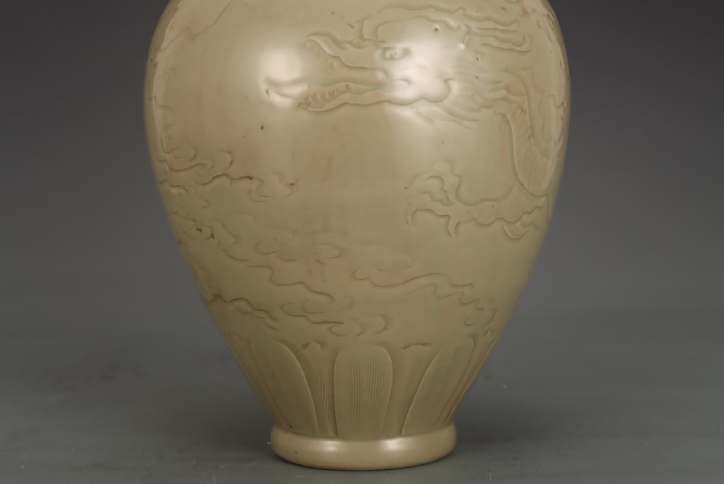 Chinese Yue ware glaze Covered jar or vase (1 of 8)