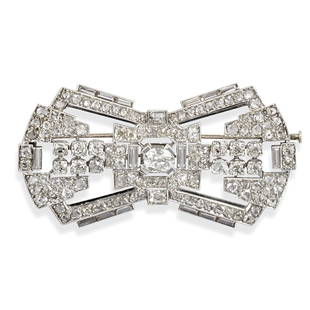 BROCHE EN PLATINE ET DIAMANTS, SIGNÃ‰E MAUBOUSSIN: PARIS, ANN&#201;ES 1930 en forme d'un noeud agr&#233;ment&#233; de diamants taille coussin, rose et baguette, sign&#233;e et num&#233;rot&#233;e 01618, poin&#231;on de platine fran&#231;ais, dans son