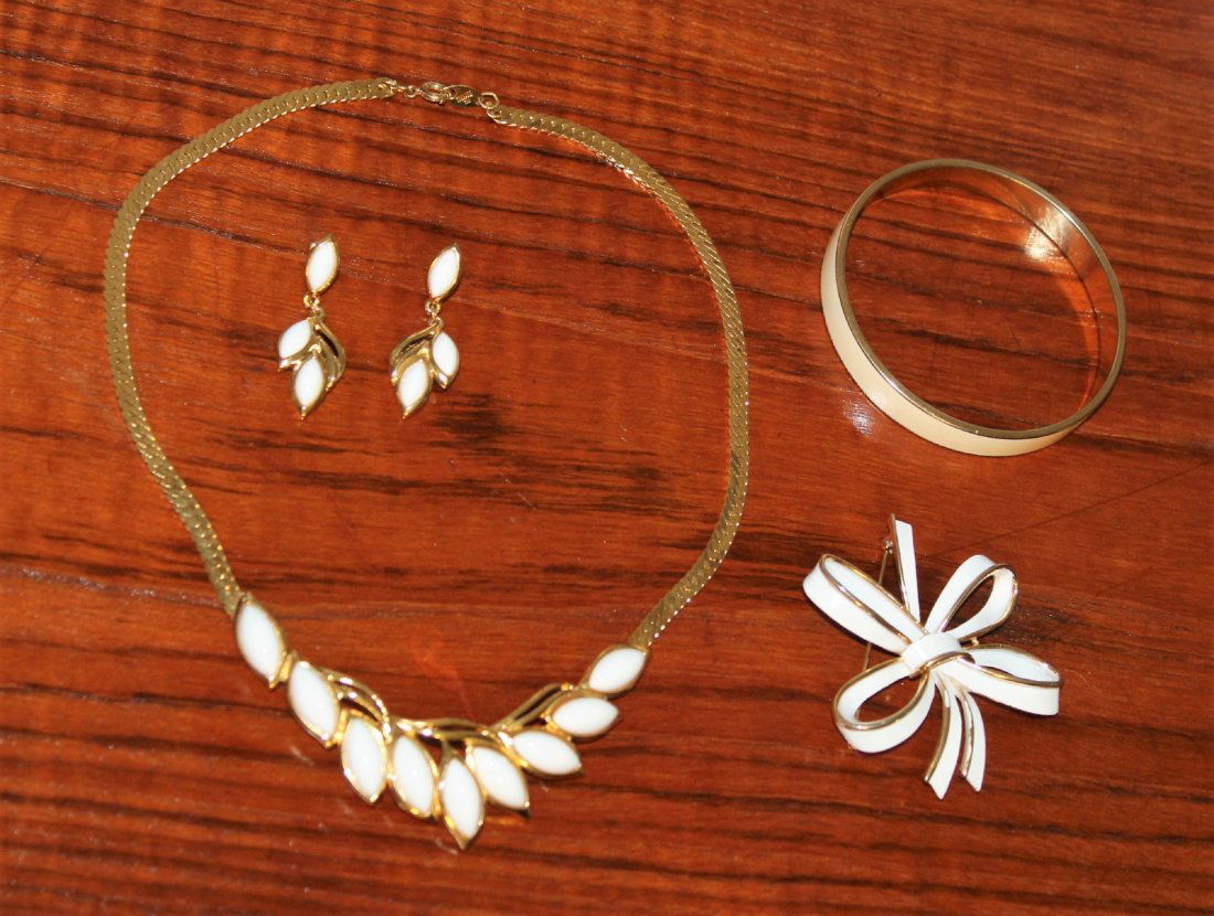 Trifari Enamel Lucite Lot Necklace Earring Pin Bracelet (1 of 6)