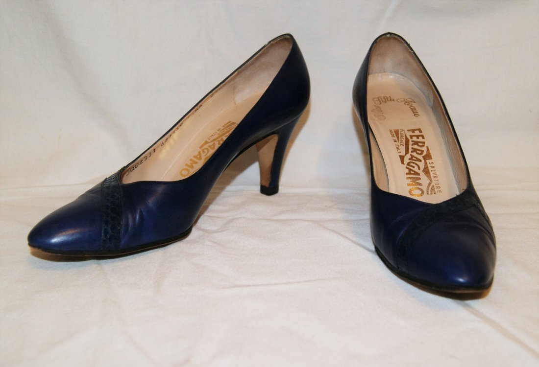 SALVATORE FERRAGAMO Navy Blue Pumps Heels Shoes 7.5 AA: Vintage SALVATORE FERRAGAMO For Saks Fifth Avenue, Navy Blue, Leather Heels Shoes, Made In Italy. Condition: Very Good Vintage Condition.Size: 7 1/2 AA. Color: Navy blue Material:Leather Measurements: