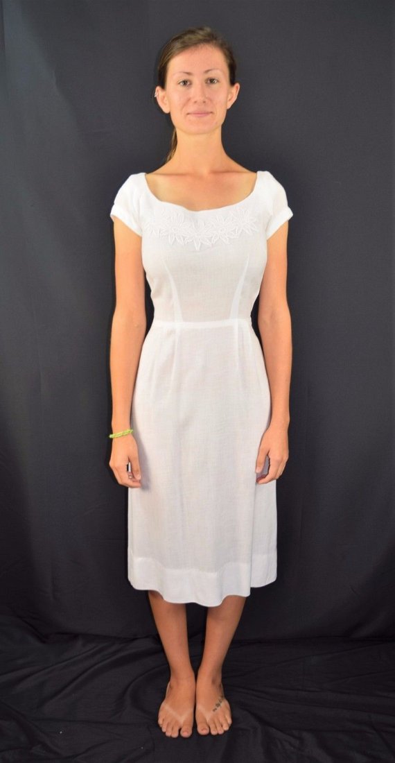 Vintage 50's White Wiggle Dress Size XS: Vintage 50's Rockabilly Pin Up White Wiggle Dress White with Applique, in a Size XS. DETAILS: White lace flower applique across bust, metal zipper along left seam, 3" hem for extra length. SIZE: Not M