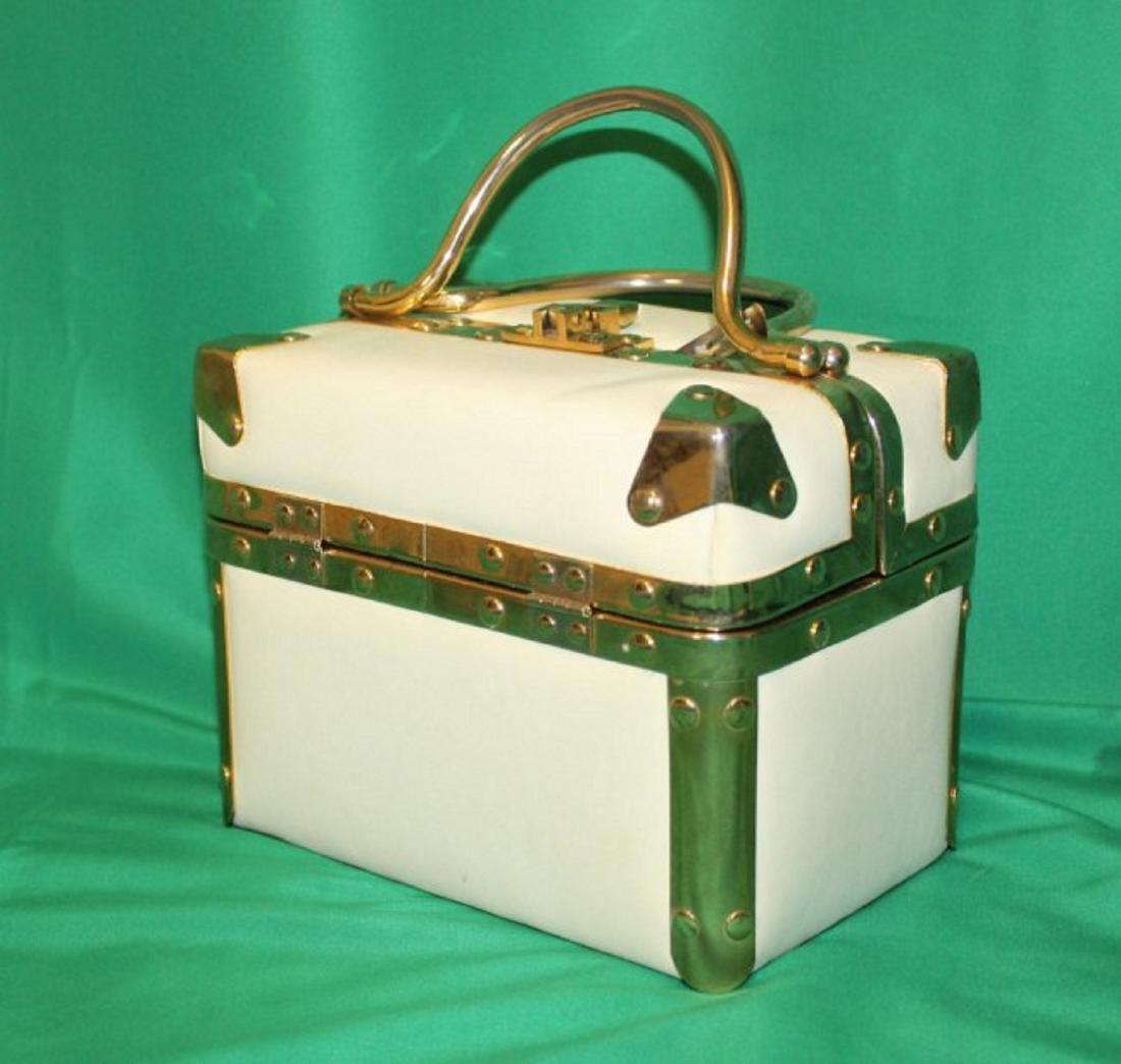 Vintage 60's Ivory Unmarked Delill Train Case Handbag: Vintage 60's Ivory Unmarked Delill Train Case Handbag Measures 8" wide, 6" high, 5 1/2" deep. Handles add 3 1/2" to height. It is usally signed on the interior pocket, but this one is not marked. Ther