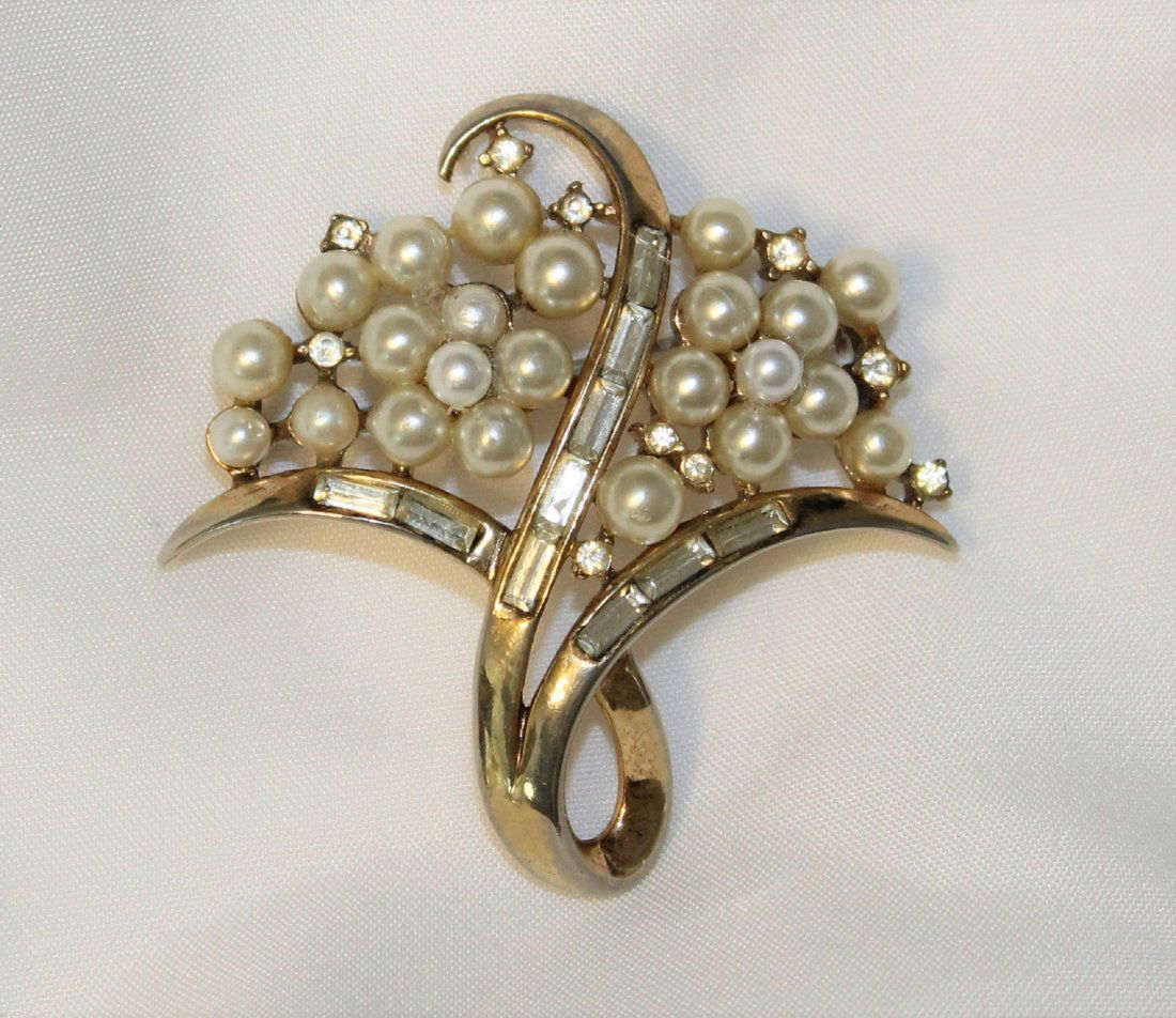 Vintage Crown TRIFARI Rhinestone Brooch Pin: Vintage Crown TRIFARI Simulated Pearl & Rhinestone Floral Pin Brooch Made By: Trifari, all capital letters, with a crown over the T.Measurements:Width: 2"Height: 1 7/8"Depth: 1/2"