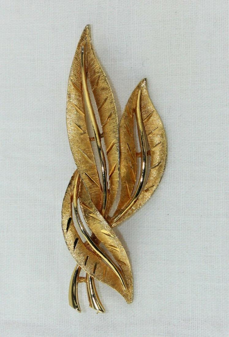 Vintage JONETTE JEWELRY JJ Signed Leaf Design Brooch: Vintage JONETTE JEWELRY JJ Signed Gold Tone Leaf Design Pin Brooch - 3 1/4" W. Made By: Jonette Jewelry, Signed JJ. Material: Gold Tone Metal. Measurements: Height: 1 3/8", Width: 3 1/4", Depth: 5/8".