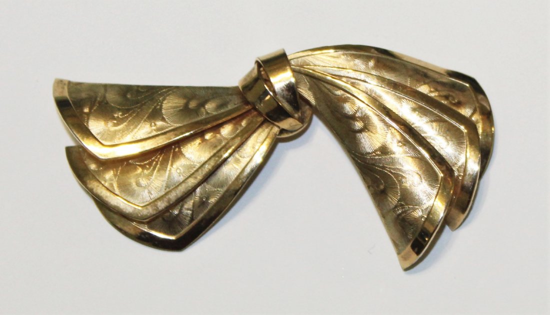Vintage CORO PEGASUS Gold Tone Bow Design Brooch (1 of 3)