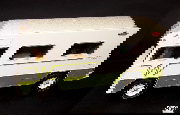 Tonka Winnebago "Indian" w/ figures: Tonka Winnebago "Indian" w/ figures